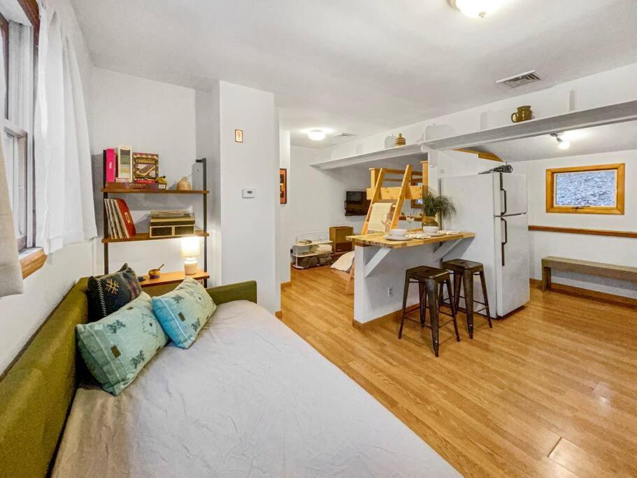 Breezy Hill Eccentric Studio Cottage Accord Ngoại thất bức ảnh